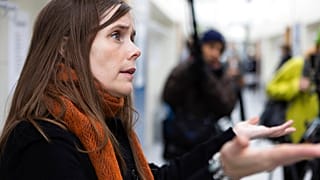 La primera ministra de Islandia, Katrín Jakobsdóttir, acude a votar