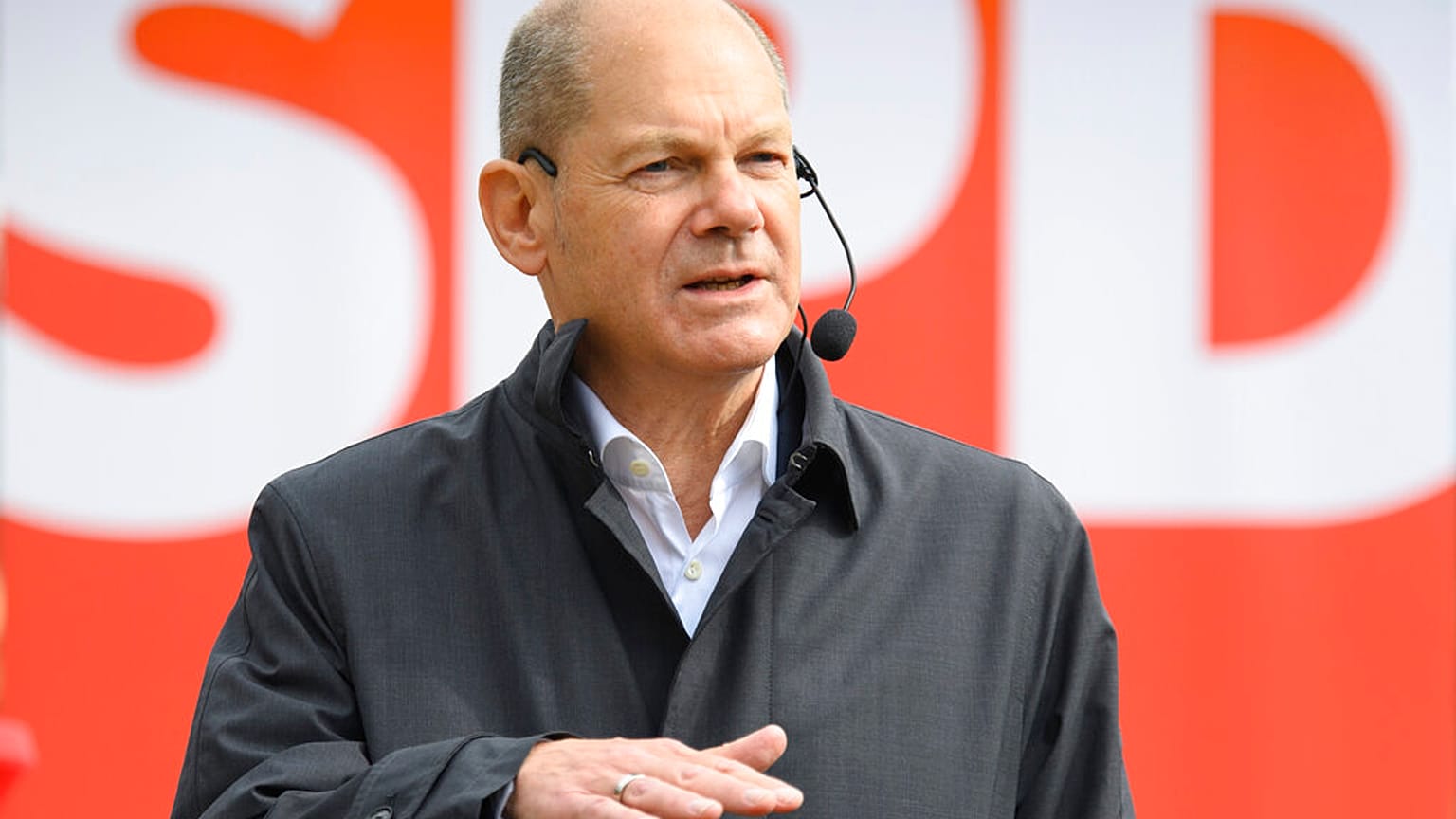 El candidato socialdemócrata Olaf Scholz se dirige a los votantes en Postdam, Alemania
