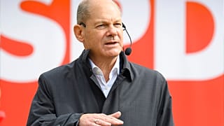 El candidato socialdemócrata Olaf Scholz se dirige a los votantes en Postdam, Alemania