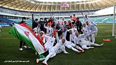 شادی کادر فنی و بازیکنان تیم ملی فوتبال زنان ایران پس از پیروزی بر اردن 