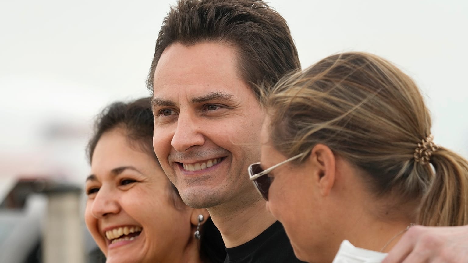 Michael Kovrig hazaérkezése után Torontóban, feleségével, Vina Nadjibullával (b), és húgával, Ariana Bothával