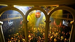 Нидерландцы танцуют в ночном клубе Paradiso в Амстердаме после отмены правила социального дистанцирования 25.09.2021