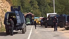 Kosovo-Polizisten sichern den Grenzübergang Brnjak