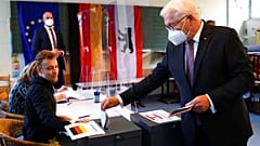 Frank-Walter Steinmeier am frühen Sonntagmorgen bei der Stimmabgabe in Berlin
