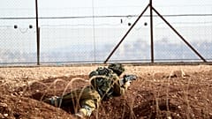 İşgal altındaki Batı Şeria'nın Cenin kentine yakın bir noktada mevzi alan bir İsrailli asker 