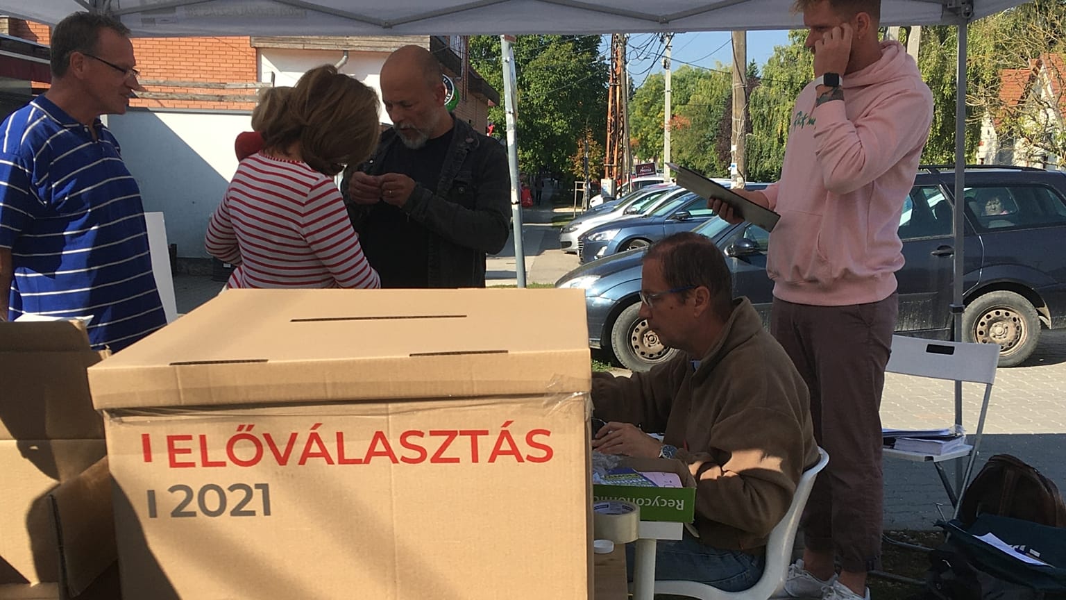 Vasárnapi felvétel Nagykovácsiból, ahol egy órás sor alakult ki délelőtt az előválasztáson