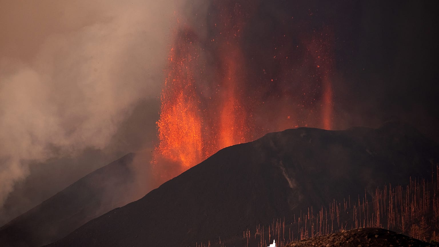 Seit einer Woche spuckt der Vulkan auf La Palma Lava