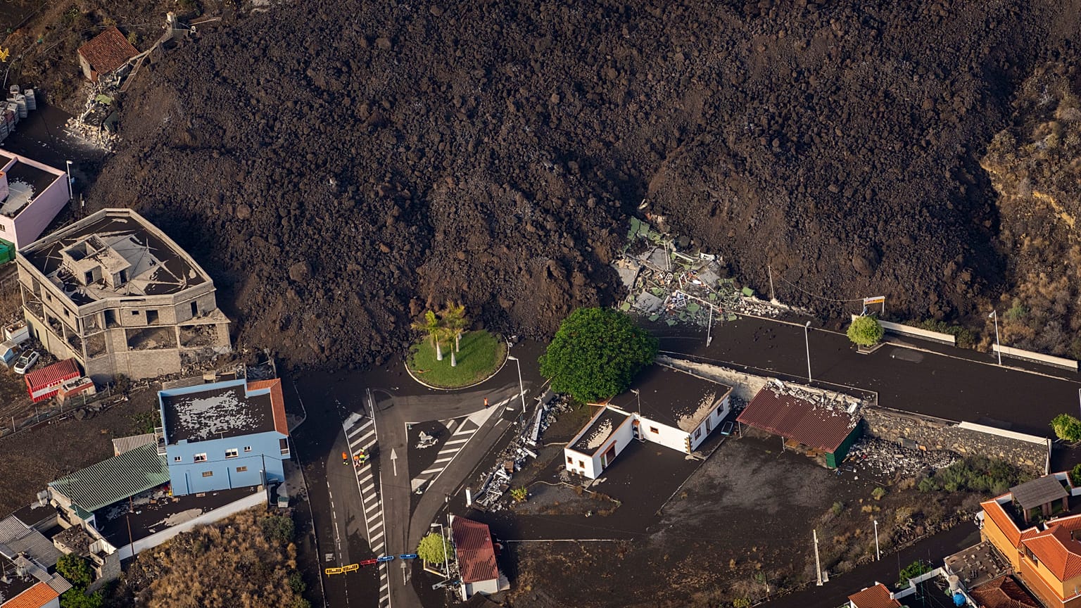 Légifelvétel a Cumbre Vieja tűzhányó lávafolyamáról a Spanyolországhoz tartozó Kanári-szigetek La Palma nevű szigetén 2021. szeptember 23-án - képünk illusztráció