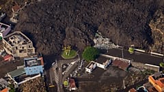 Légifelvétel a Cumbre Vieja tűzhányó lávafolyamáról a Spanyolországhoz tartozó Kanári-szigetek La Palma nevű szigetén 2021. szeptember 23-án - képünk illusztráció