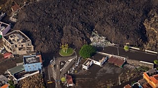 Légifelvétel a Cumbre Vieja tűzhányó lávafolyamáról a Spanyolországhoz tartozó Kanári-szigetek La Palma nevű szigetén 2021. szeptember 23-án - képünk illusztráció