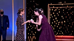 La ganadora de la Concha de Oro recoge el premio