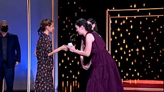 La ganadora de la Concha de Oro recoge el premio