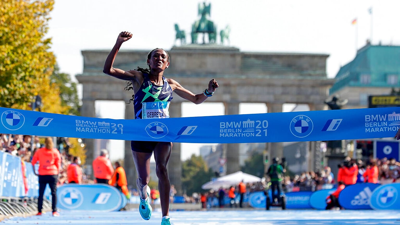 L'Ethiopienne Gotytom Gebreslase passe la ligne d'arrivée du marathon de Berlin, le 26 septembre 2021