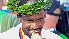 Der Sieger des Berlin-Marathons 2021, Guye Adola, im Ziel.