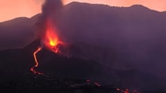 La lave s'écoule du volcan Cumbre Vieja sur l'île de La Palma, en Espagne, le 26 septembre 2021.