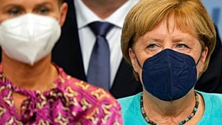 Angela Merkel durante el discurso de su candidato Amin Laschet. Decepción en las filas cristianodemócratas.