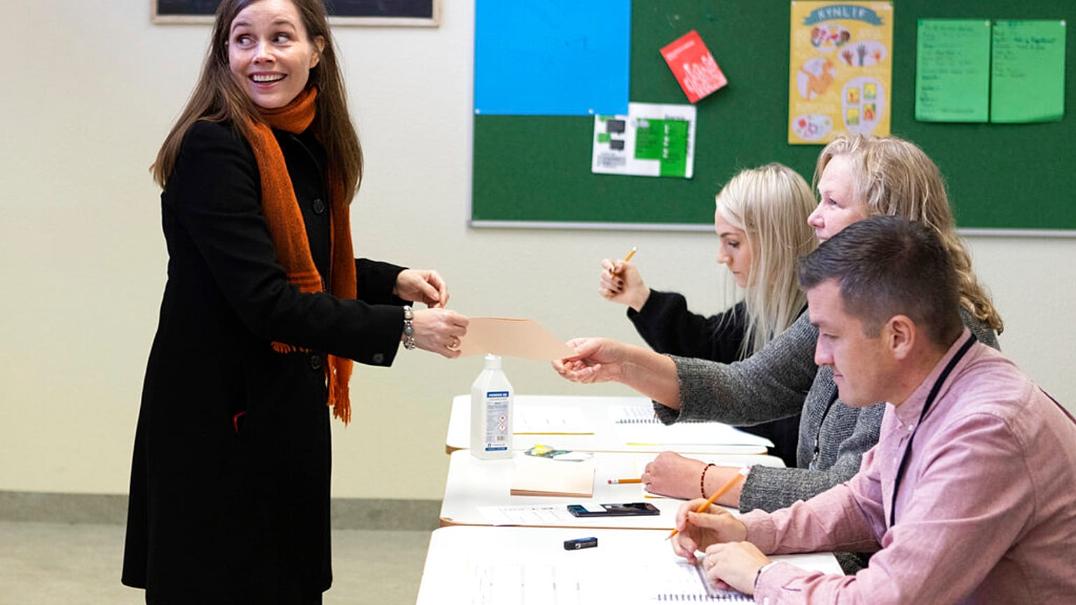 Voksol az izlandi kormányfő, Katrin Jakobsdottir a szeptember 25-i parlamenti választásokon