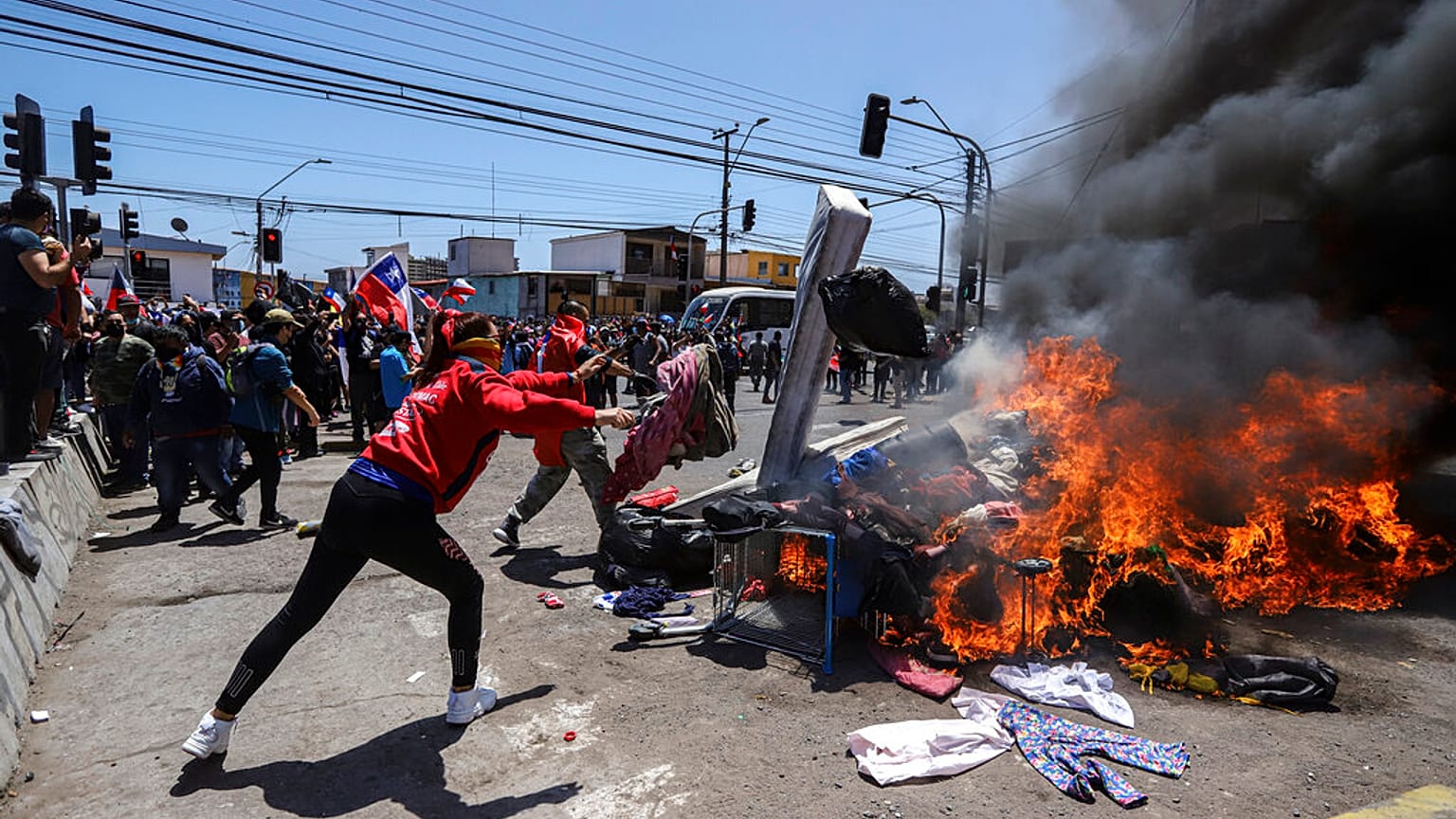 Habitantes de Iquique queman bienes de indocumentados venezolanos y colombianos en el marco de una marcha