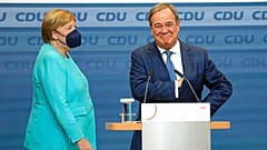 Angela Merkel y Amin Laschet se cruzan antes de valorar el resultado electoral 