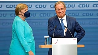 Angela Merkel y Amin Laschet se cruzan antes de valorar el resultado electoral 