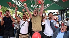 Сторонники СДПГ радуются результатам своей партии на выборах.