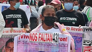Marcha multitudinaria en Ciudad de México en recuerdo de los 43 de Ayotzinapa
