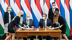 Dmitrij Jevgenyevics Averkin, a Gazprom export vezérigazgató-helyettese és Kóbor György, az MVM Zrt. elnök-vezérigazgatója  aláírja a hosszú távú gázszerződést 