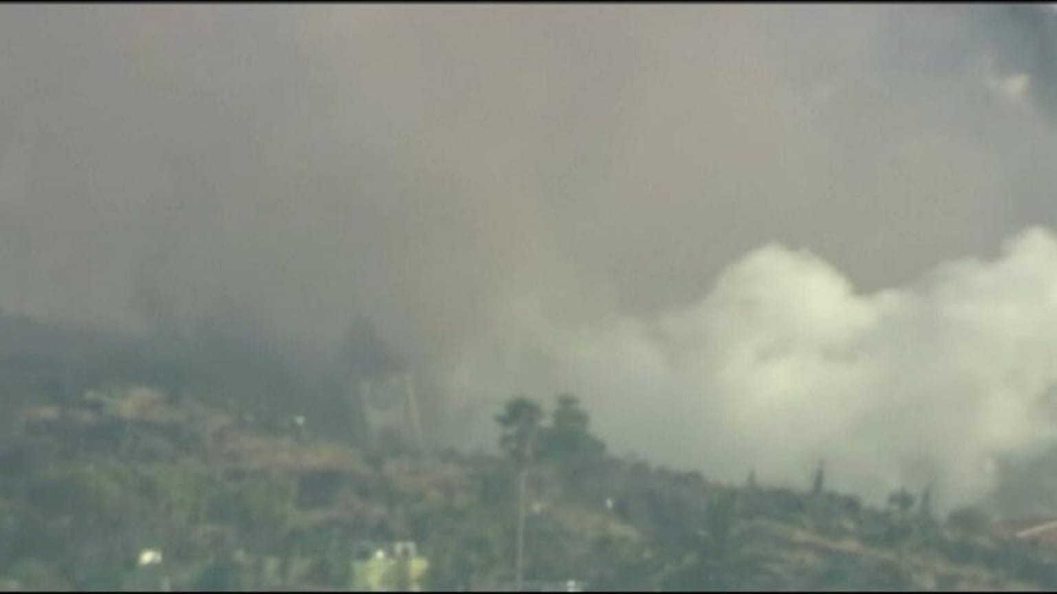 Vulkan auf La Palma spuckt und raucht