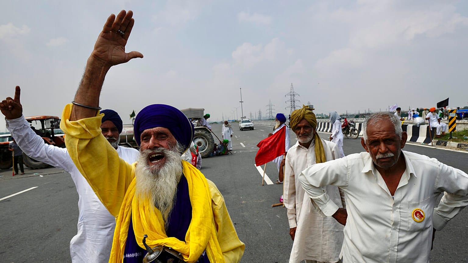 Un gruppo di manifestanti nella periferia di Nuova Delhi