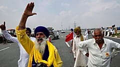 Un gruppo di manifestanti nella periferia di Nuova Delhi