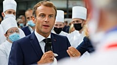 Fransa Cumhurbaşkanı Emmanuel Macron, gastronomi fuarında şeflerle sohbet ederken