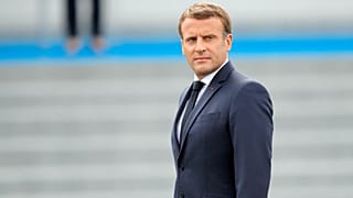 الرئيس الفرنسي إيمانويل ماكرون يراجع القوات قبل الاحتفال العسكري السنوي باليوم الوطني الفرنسيّ في باريس، 14 يوليو 2020