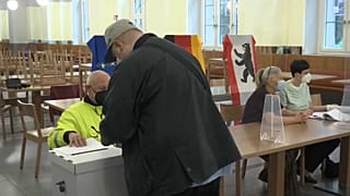 Largas esperas y colas kilométricas para votar el domingo en Berlín