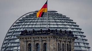 La bandera nacional alemana ondea desde lo alto del edificio del Reichstag en Berlín