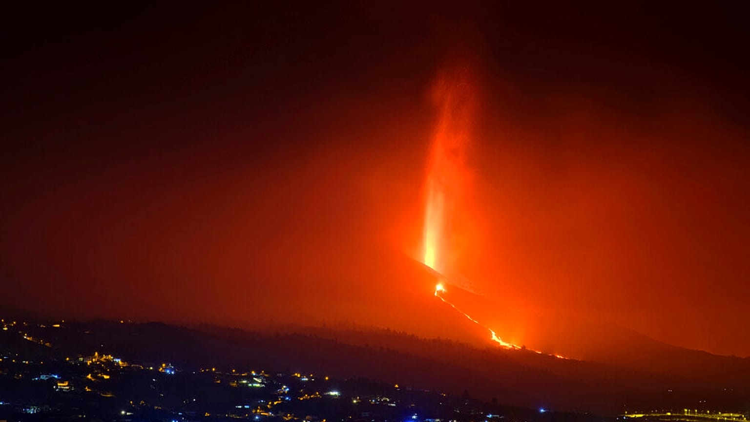 El volcán Cumbre Vieja en plena fase extrema en la madrugada del domingo 26 
