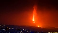 El volcán Cumbre Vieja en plena fase extrema en la madrugada del domingo 26 