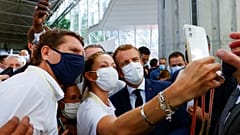 Le président français pose pour un selfie lors de sa visite au Salon international de la restauration, de l'hôtellerie et de l'alimentation (SIRHA), à Lyon, le 27/09/2021