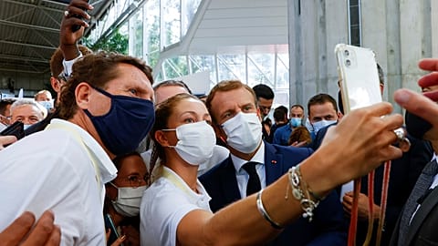 Le président français pose pour un selfie lors de sa visite au Salon international de la restauration, de l'hôtellerie et de l'alimentation (SIRHA), à Lyon, le 27/09/2021