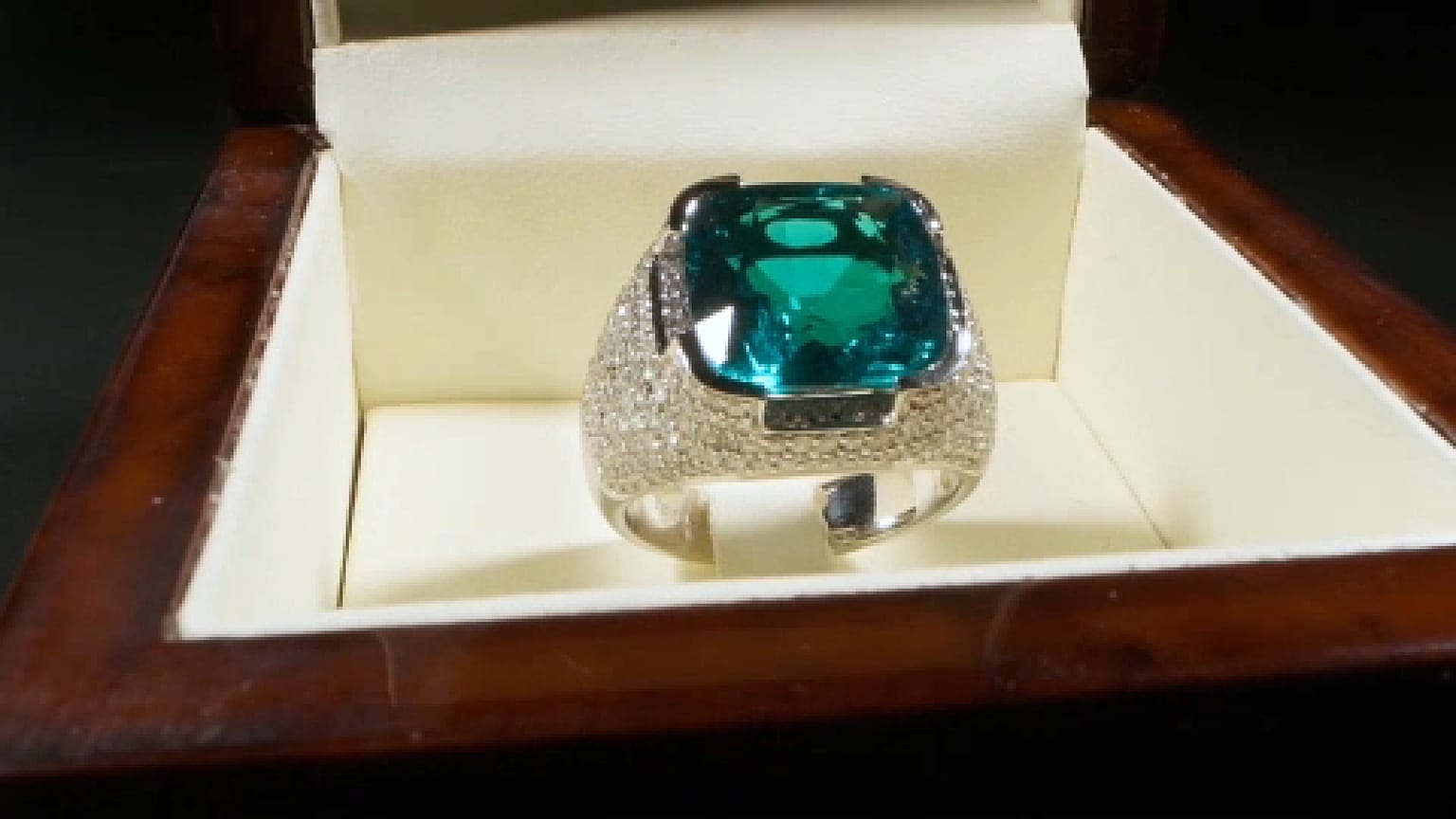 حجر زمرّد صناعي، من إنتاج شركة "تايروس" الروسية