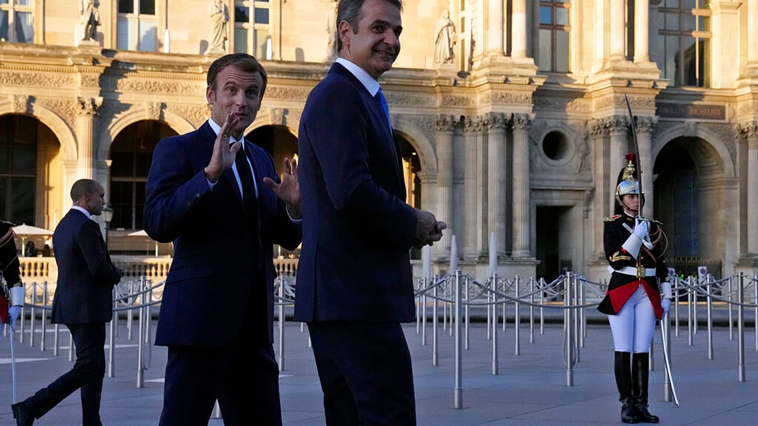 Κυριάκος Μητσοτάκης και Εμανουέλ Μακρόν στο μουσείο του Λούβρου