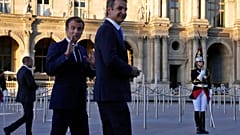 Κυριάκος Μητσοτάκης και Εμανουέλ Μακρόν στο μουσείο του Λούβρου