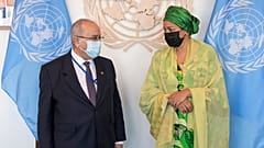  نائبة الأمين العام أمينة محمد ووزير الخارجية الجزائري رمطان لعمامرة ، في مقر الأمم المتحدة.