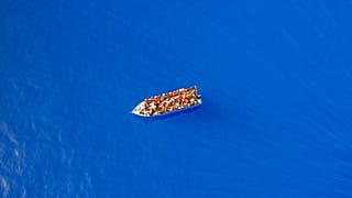 Un navire de migrants photographié le 29 juillet 2021 en Méditerranée
