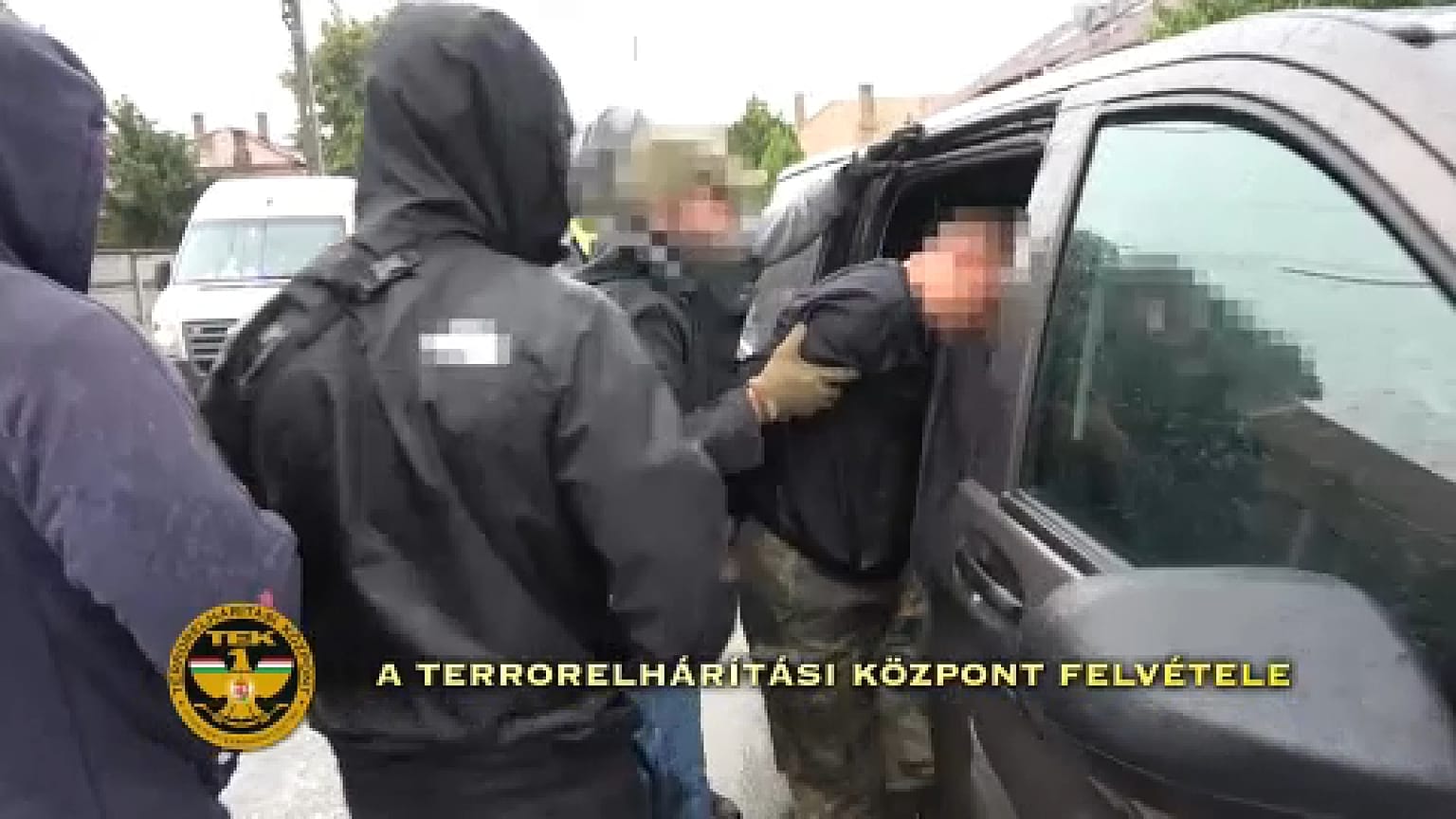 Autóba tessékelik a megbilincselt szélsőségeseket
