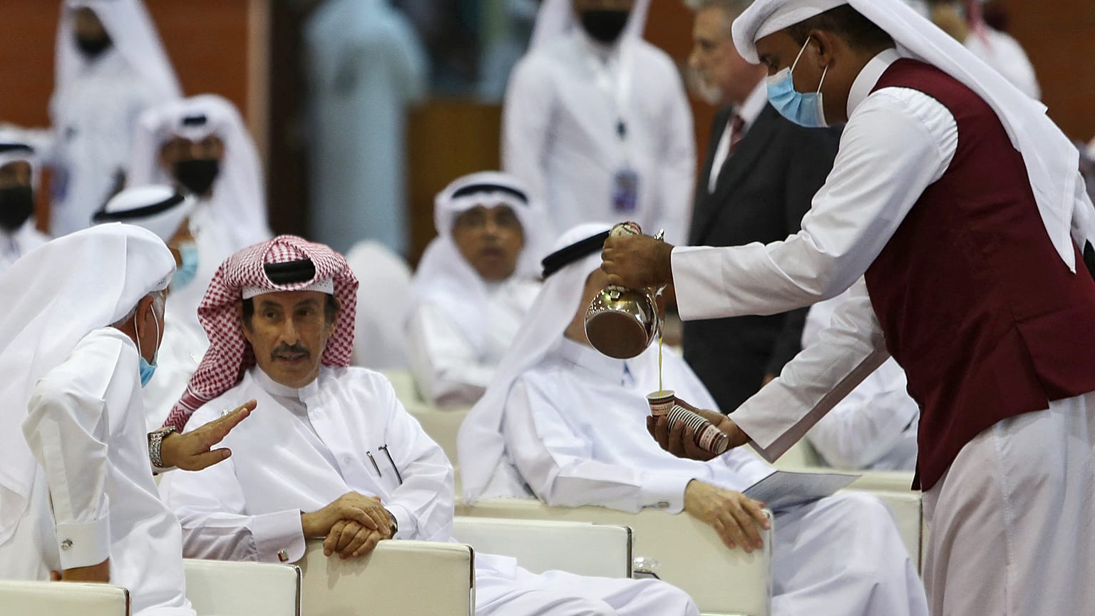 عشرات الأشخاص لحضور كلمة المرشح  سعيد البورشيد في أول انتخابات لمجلس الشورى مدينة الوكرة، قطر.