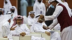 عشرات الأشخاص لحضور كلمة المرشح  سعيد البورشيد في أول انتخابات لمجلس الشورى مدينة الوكرة، قطر.
