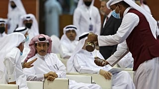 عشرات الأشخاص لحضور كلمة المرشح  سعيد البورشيد في أول انتخابات لمجلس الشورى مدينة الوكرة، قطر.