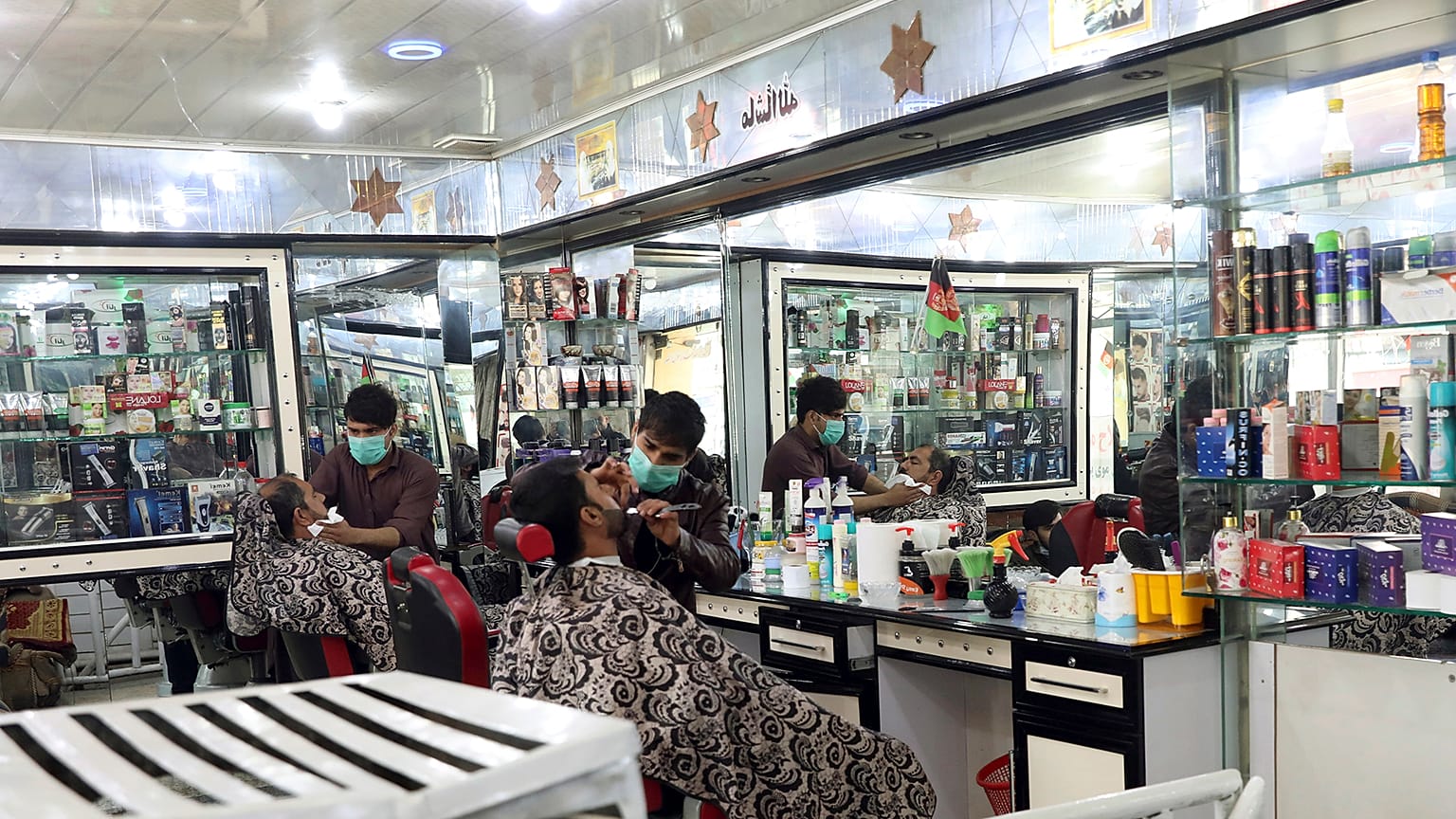 Afganistan'ın başkenti Kabil'de bir erkek kuaförü