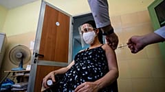Una enfermera aplica a una mujer embarazada una inyección de la vacuna cubana Abdala para COVID-19 en una clínica durante la nueva pandemia de coronavirus en La Habana, Cuba, 