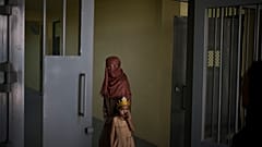 Afganistan'ın başkenti Kabil'deki Puli Çarhi Hapishanesi'nde kalan Raziye ve 6 yaşındaki kızı Aliya